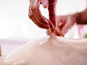 旦那の留守中に…エステ師に寝取られる熟妻　サンプル画像02